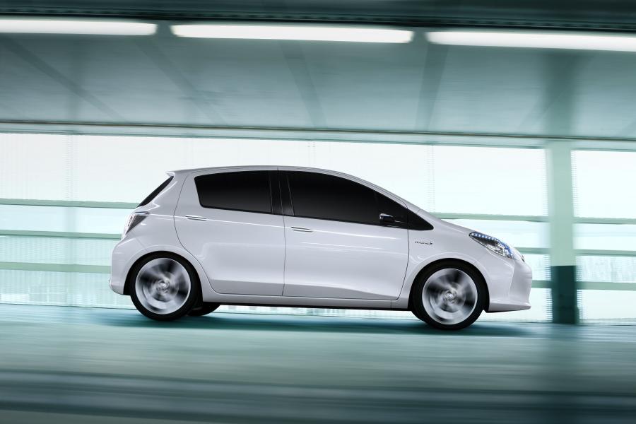  Toyota Yaris HSD Concept 2011 года  (фото 14 из 18)